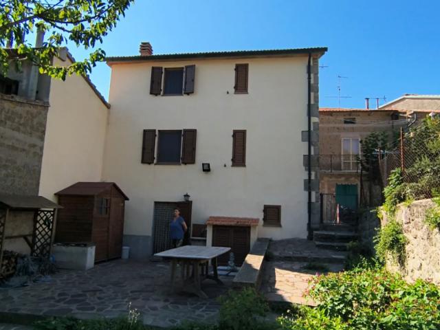 BIFAMILIARE in VENDITA a SANTA FIORA BAGNIOLO di 6 vani
