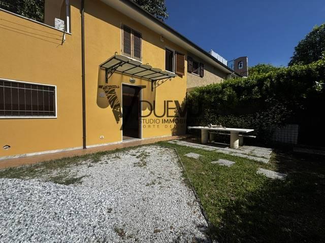 Bifamiliare in vendita a Pietrasanta, Pontestrada