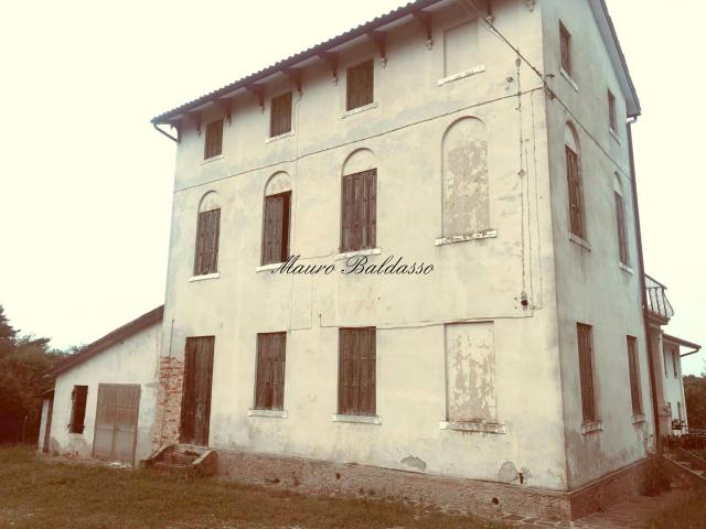 BIFAMILIARE in VENDITA a VOLPAGO DEL MONTELLO di 14 vani