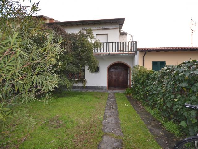 BIFAMILIARE in AFFITTO a PIETRASANTA MARINA DI PIETRASANTA di 8 vani