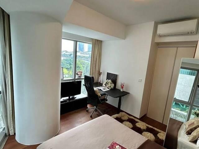 Big Condo Queen Room, Central Location[No agent fee]