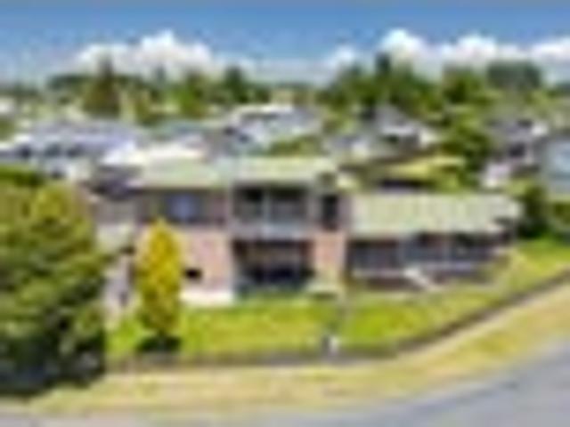 Big, Bold & Priced to Move – Lake Views.