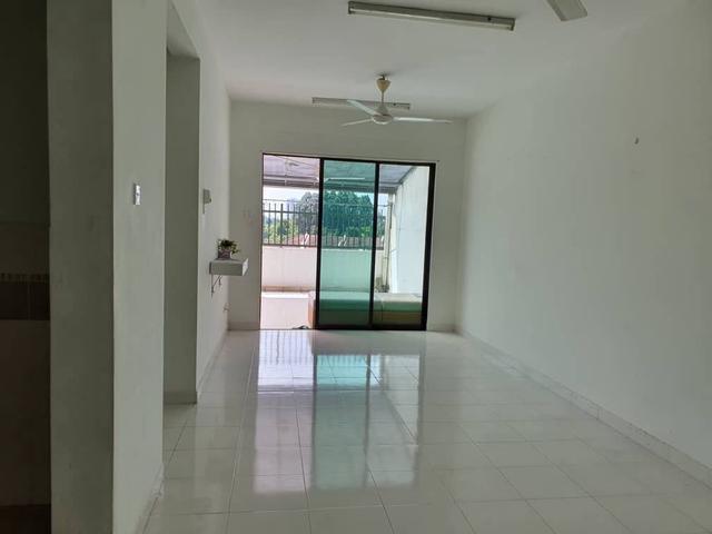 Big balcony Kasturi Idaman Condo at Kota Damansara