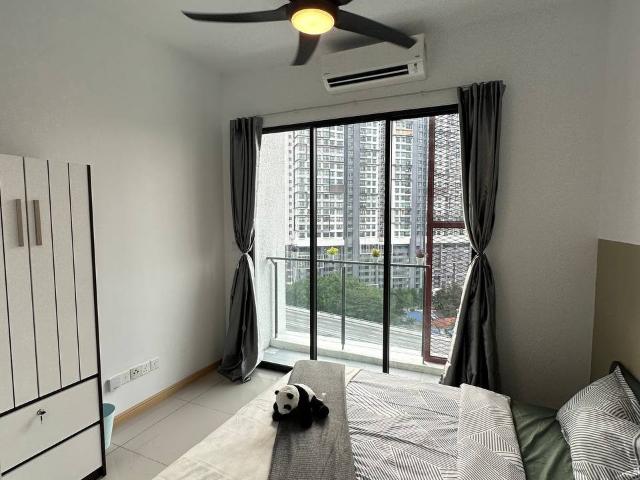 ✨Big Balcony Middle Room with Free Wifi Cleaning Service Provided!