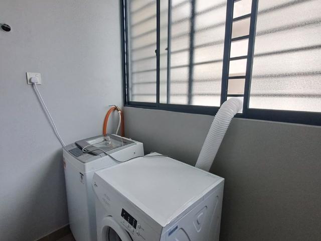 Big Balcony Room Available for Chinese Unit_FREE WIFI