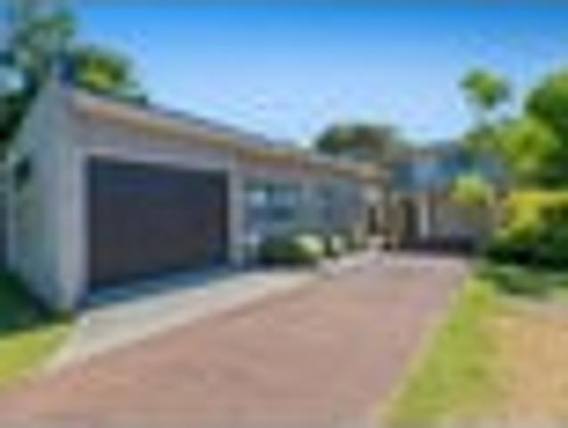 ICONIC FAMILY HOME & INCOME ON THE PARK