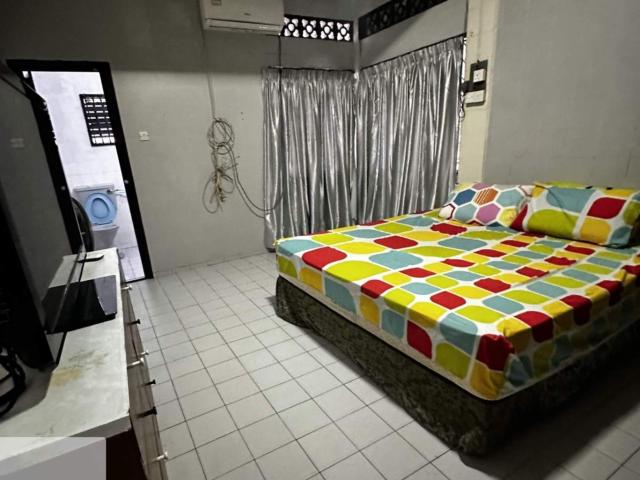 Big en suite master bedroom attached bathroom at section 17 petaling jaya to let