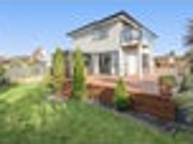 Big family home, sunny decks