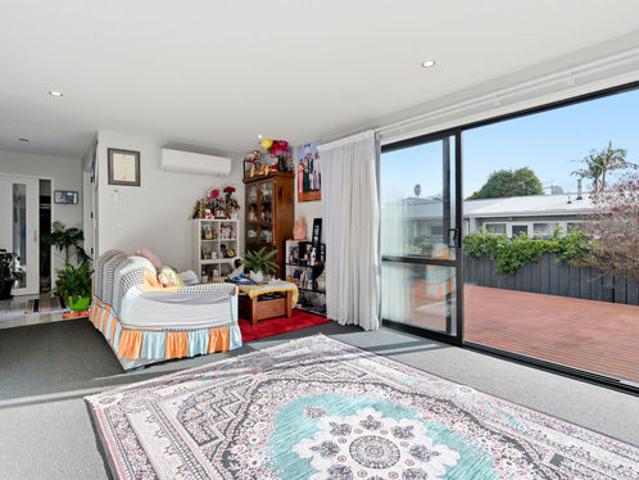 Big family home, sunny decks
