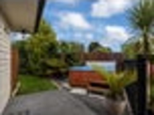 Big Family Living + Triple Garage!