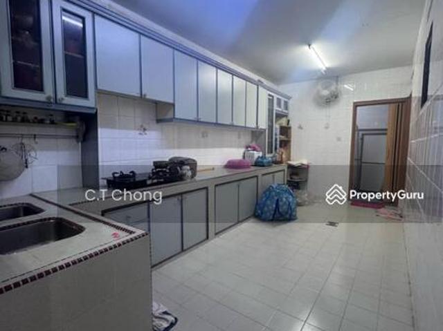 Big house with high ceiling + big bedrooms, living hall & car park. Peaceful environment in small mainly chinese community, yet near to shopping malls, shops, banks, schools, government offices etc