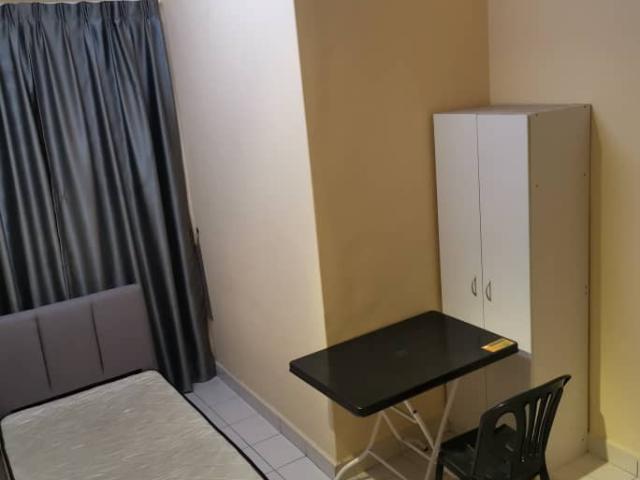 Big medium room aircond subang bestari nearby subang airport