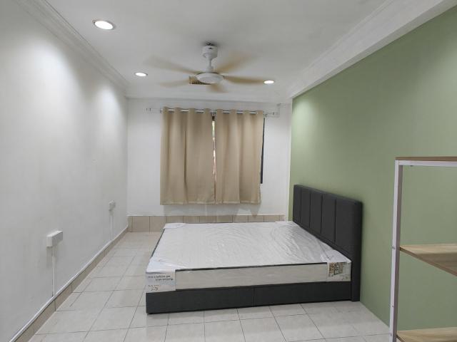 Big medium room in Subang area