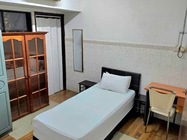 [Big Middle Room] · 5 mins walk to LRT · Vista C Middle Rooms · Fully Furnished