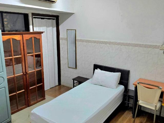 [Big Middle Room] · 5 mins walk to LRT · Vista C Middle Rooms · Fully Furnished