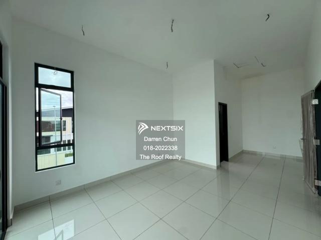 Big size 2 storey terrace house 24'x75' selling below 1m, prime location very close to tuas highway easy access to bukit indah, view to offer