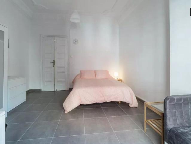 Big room with ample storage in 5 bedroom apartment, Eixampl