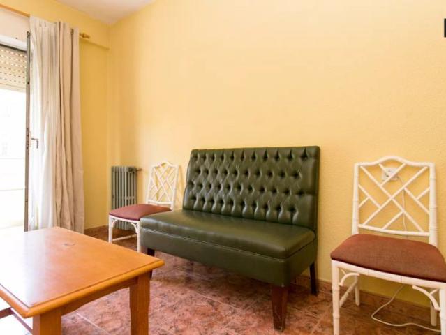 Big room with couples allowed in 4 bedroom apartment, Realejo
