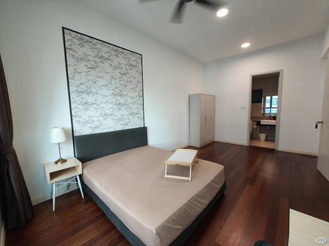 Big room with private bathroom 10km to Mid Valley