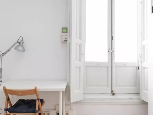 Big room in 12 bedroom apartment in Sol, Madrid