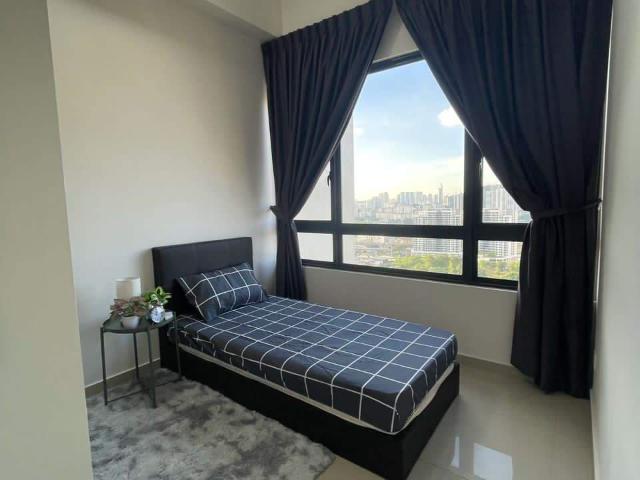 Big Window Medium Room For Rent