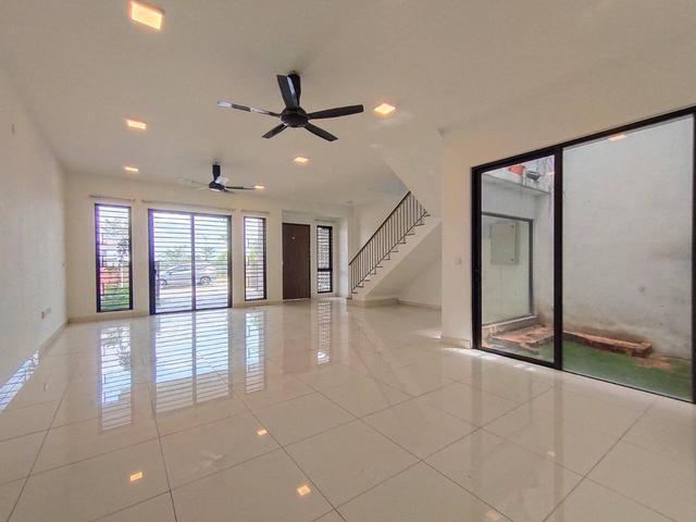 Big Unit Elmina Valley 3 For Sale Facing Open