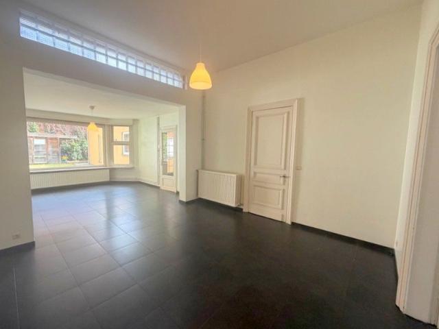BIJZONDER CHARMANT GELIJKVLOERS APPARTEMENT MET ZEER RUIME LIVING MET ZICHT OP TOFFE STADSTUIN
