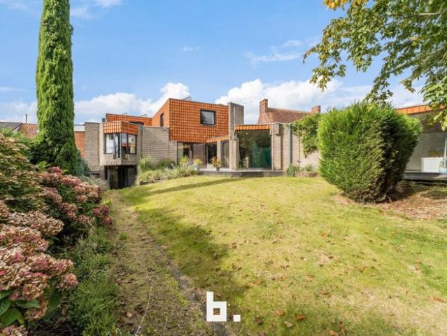 Bijzonder ruime 404m² architectenwoning met zwembad en lo