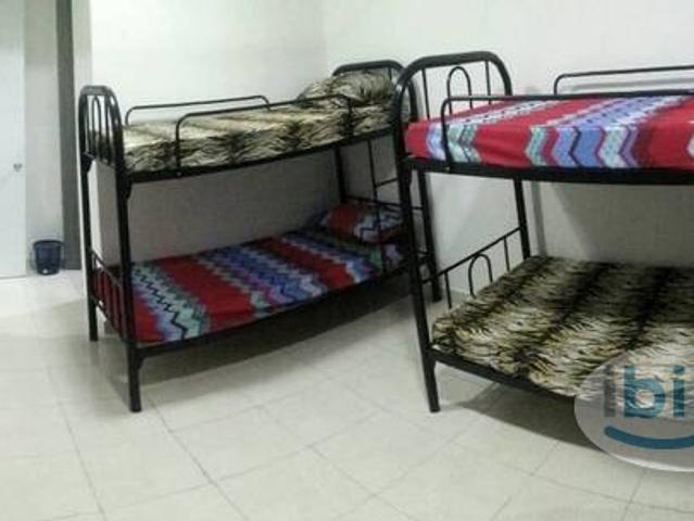 Bilik Master di Rafflesia Condominium, Sentul kongsi 4 orang
