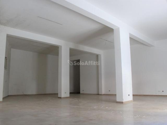 3 vetrine bilocale 160mq