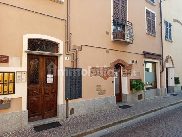 Bilocale via Camillo Benso di Cavour 5, Centro, Busca
