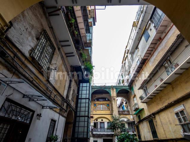 Bilocale via Cedronio 27, Quartieri Spagnoli, Napoli