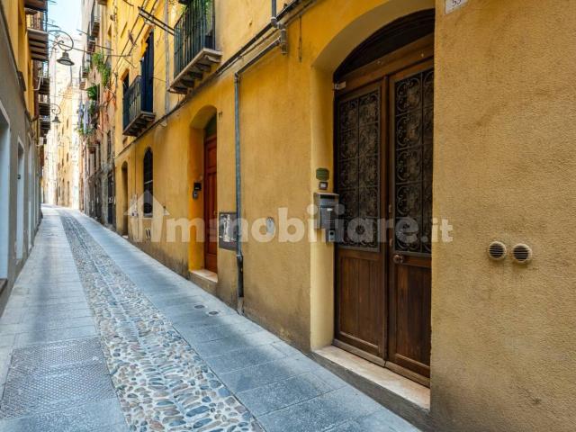 Bilocale via dei Genovesi 53, Castello, Cagliari