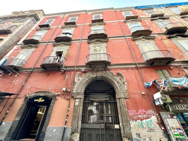 Bilocale via dei Tribunali 181, Tribunali, Napoli