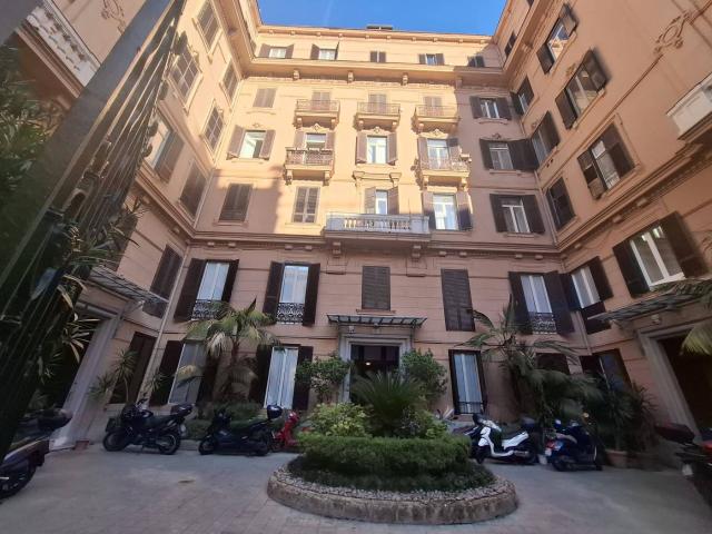Bilocale via San Pasquale 62, Chiaia, Napoli