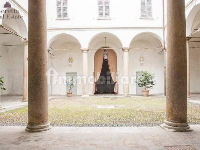 Bilocale via Santa Maria Valle, Carrobbio, Milano