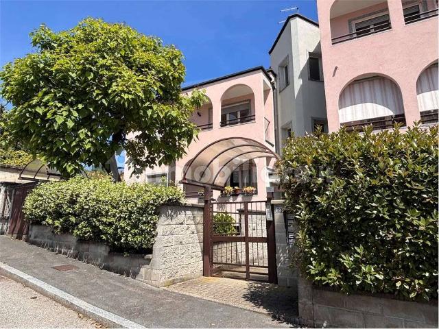 Bilocale via volturno, 23, Bobbiate Schiranna, Varese