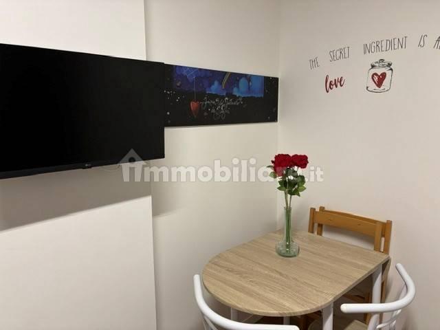 Bilocale viale Coni Zugna 21, Solari, Milano