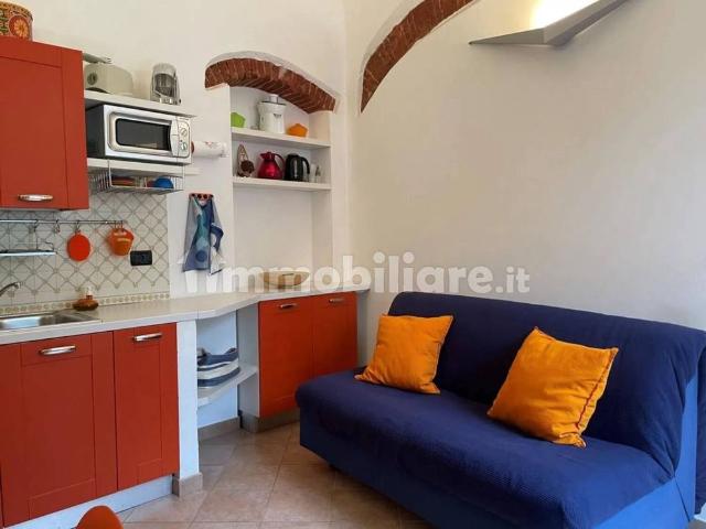 Bilocale Vico Carbone, 14, Centro, Finale Ligure