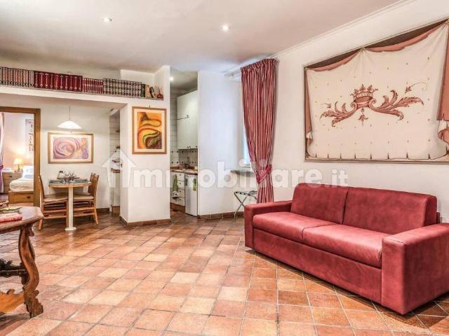 Bilocale vicolo dei Modelli 61, Trevi, Roma