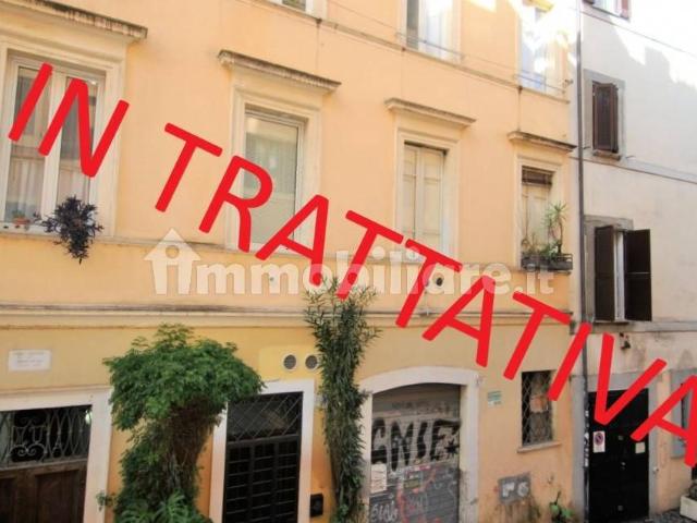 Bilocale vicolo del Bologna, Trastevere, Roma