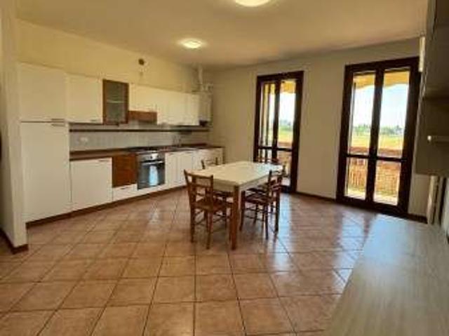 Bilocale arredato con terrazzo Cento paese