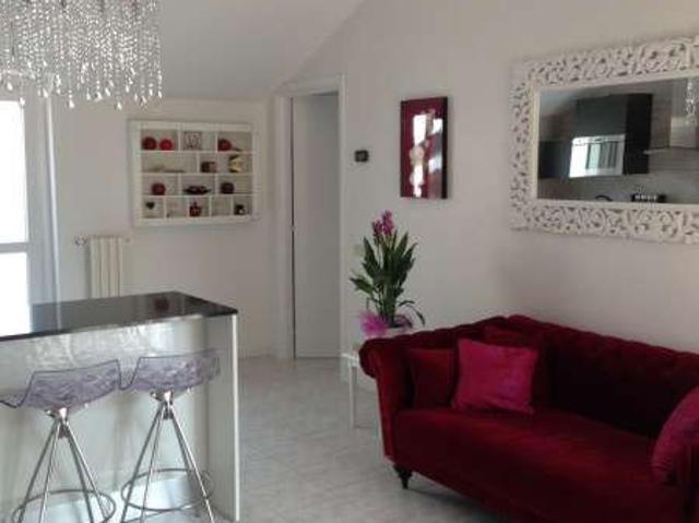 Bilocale arredato con terrazzo Centro
