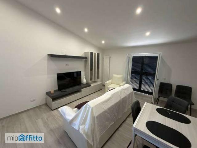 Bilocale arredato con terrazzo Le rase, vetiche