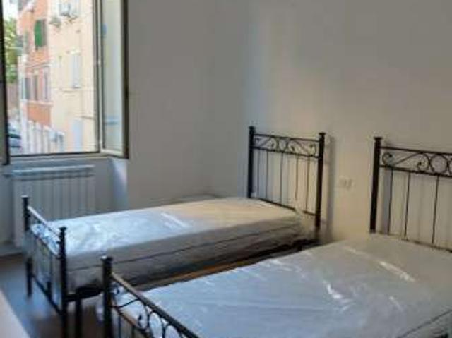 Bilocale arredato con terrazzo S.giovanni, esquilino, san lorenzo