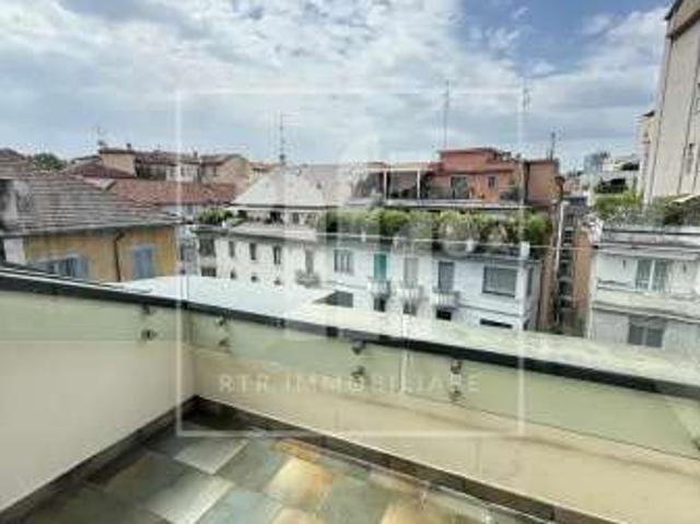 Bilocale arredato con terrazzo Repubblica, stazione centrale