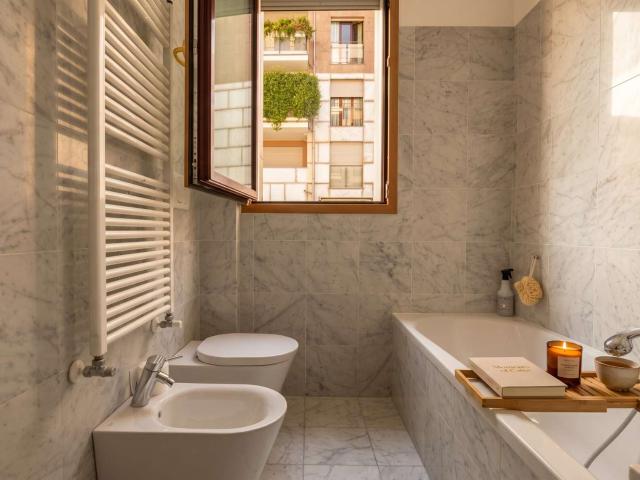 BILOCALE ARREDATO CON TERRAZZINO E BOX IN VIA CERVIGNANO