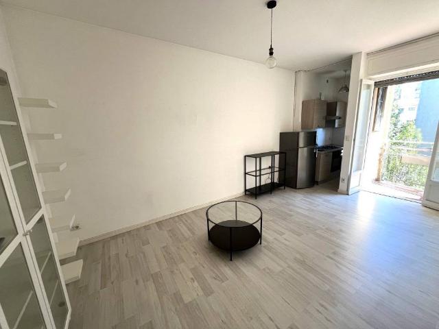Bilocale arredato luminoso con balcone – De Angeli / Frua