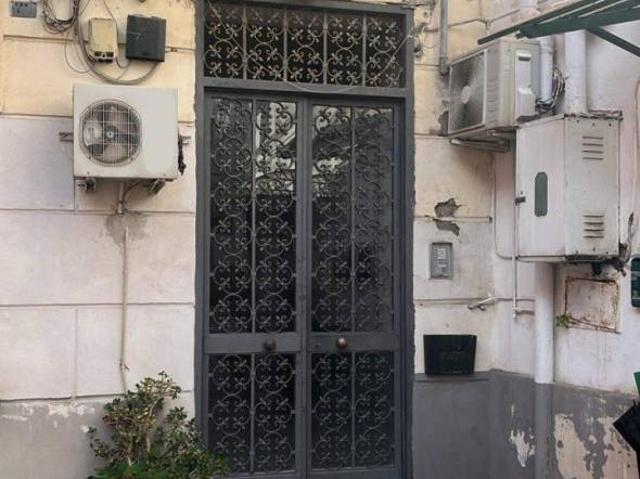 Bilocale buono stato, Napoli