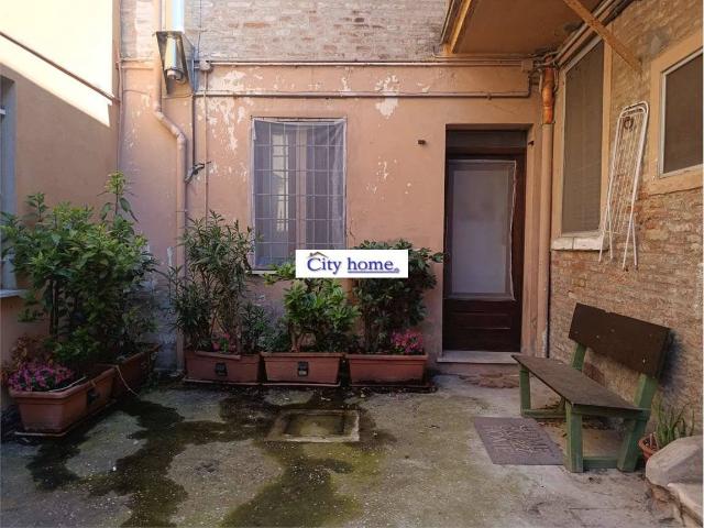 Bilocale buono stato, piano terra, Ippodromo, Ferrara